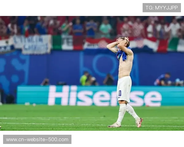 终场哨响，克罗地亚老将莫德里奇跪地掩面