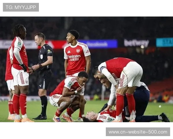 点球宴客后，科莫中场帕斯独自蹲坐球场掩面沉思