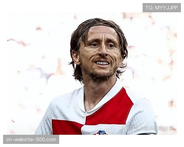 终场哨响，克罗地亚老将莫德里奇跪地掩面